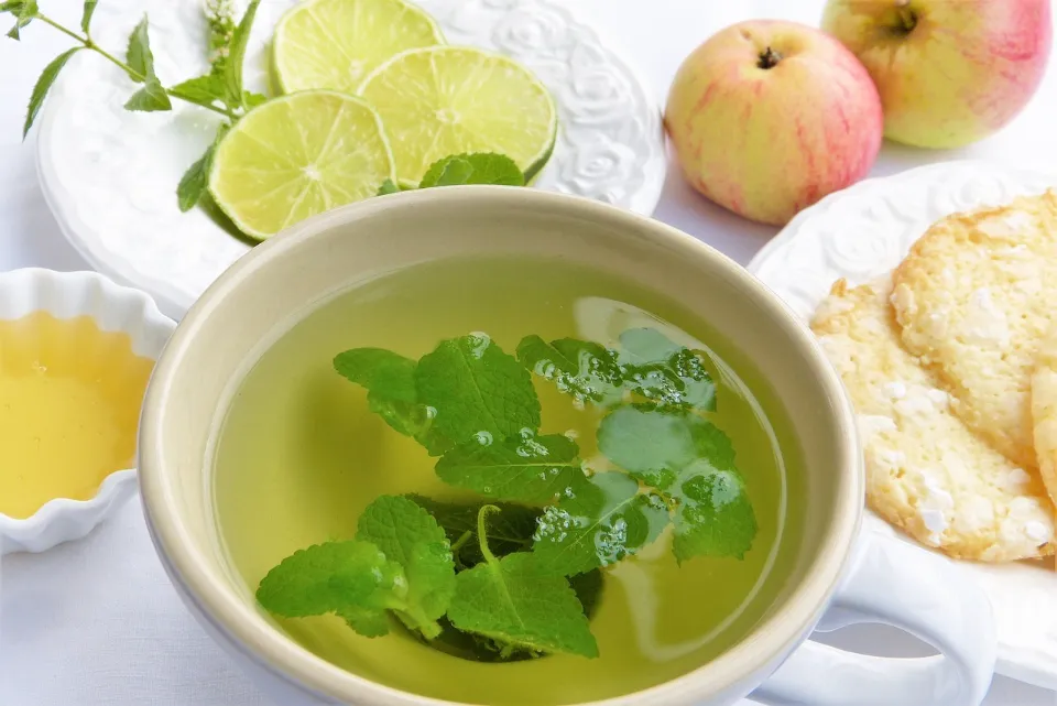 How to Make Lemon Water for Sore Throat: Recommended Methods