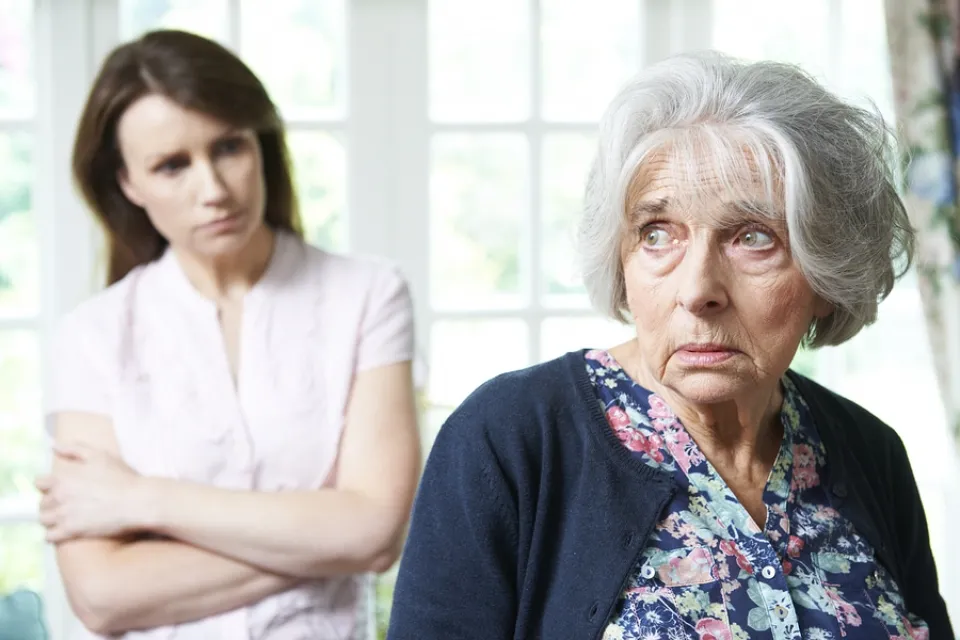 Manipulative Elderly Parent: 6 Signs & How to Deal With?